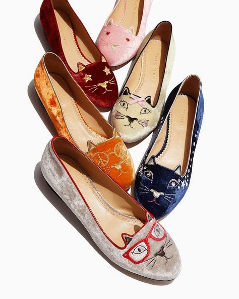 Cat Flats, Mode Shoes, Preppy Shoes, Cat Shoes, Velvet Slippers, Cat Fashion, Fashion Heels, Tory Burch Flats, Suede Loafers