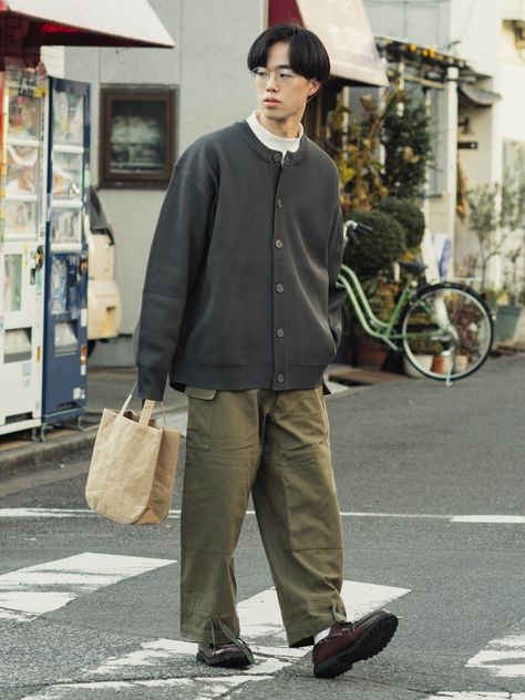 Japanese Menswear Streetstyle, Japanese Male Fashion Street Styles, Casual Japanese Outfits Men, Japanese Male Outfit, Japan Streetwear Men, Japanese Men’s Fashion, Japanese Men Outfit, Cityboy Style Japan, Japan Style Outfits Men