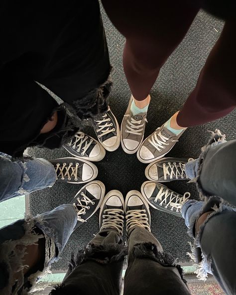 Friends Shoes Pictures, Friend Group Aesthetic Faceless, Best Frieds, Girls Shoes Teenage, Small Circle Of Friends, Aesthetic Converse, Converse Collection, Friends Group Photo, How To Clean White Shoes