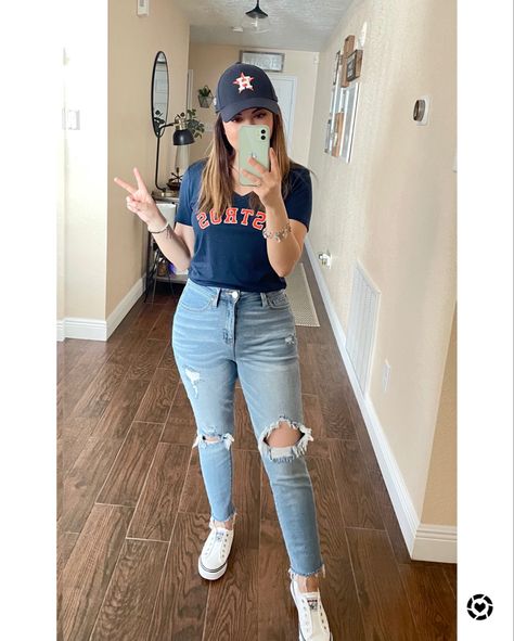 Astros Jersey Outfit Women, Cute Baseball Outfits For Women, Astros Baseball Game Outfit, Houston Texans Outfit Woman, Tshirt With Jeans Outfit, Red Tshirt Outfit Casual, Houston Astros Outfit Woman, Astros Game Outfit Women, Sports Game Outfits For Women