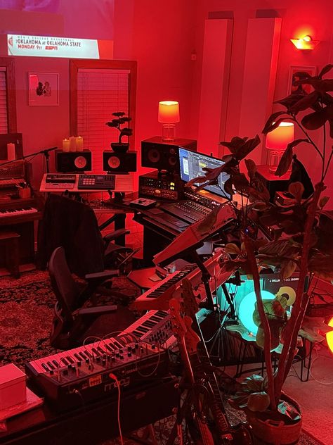 Living Room Studio Ideas, Dj Bedroom, Room Studio Setup, Band Setup, Music Studio Wallpaper, Cozy Recording Studio, Record Studio Aesthetic, Bedroom Studio Ideas, Music Studios