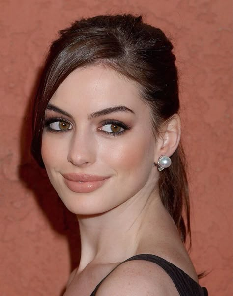 Anne Hathaway Eyes, Anne Hathaway Makeup Looks, Anne Hathaway Smokey Eye, Anne Hathaway Eye Makeup, Ann Hathaway Aesthetic, Anne Hathaway Makeup, Anne Hattaway, Makeup Influencer, Ann Hathaway