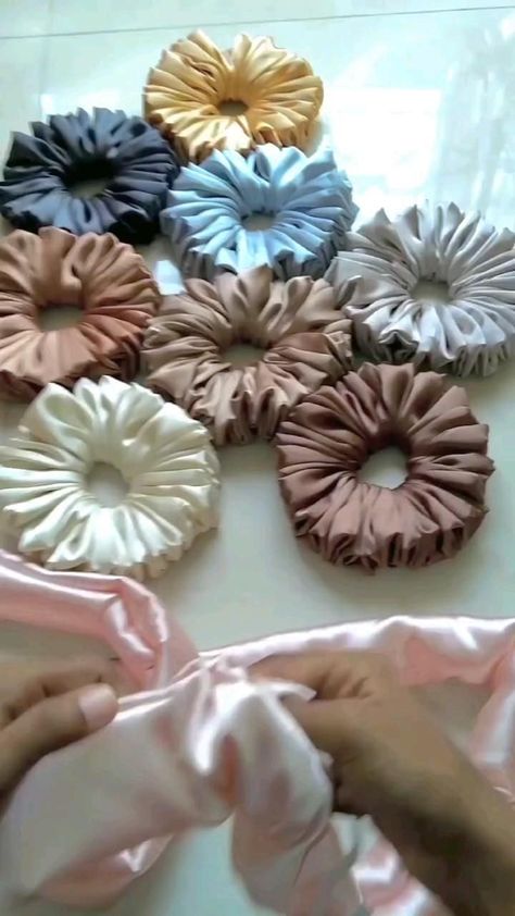 Marking Process for Scrunchies 🎀🩷 Diy Hair Accessories Tutorial, Hair Accessories Diy Headband, Hair Bows Diy Ribbon, Hair Accessories Tutorial, Diy Hair Scrunchies, Diy Hair Accessories Ribbon, Hair Tie Accessories, College Wear, Scrunchies Diy