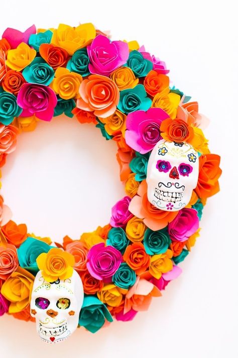 Diy Sugar Skull, Sugar Skull Wreath, Day Of The Dead Diy, Dia De Los Muertos Decorations Ideas, Halloween Front Door, Day Of The Dead Party, Paper Flower Wreaths, Skull Wreath, Sugar Skull Halloween