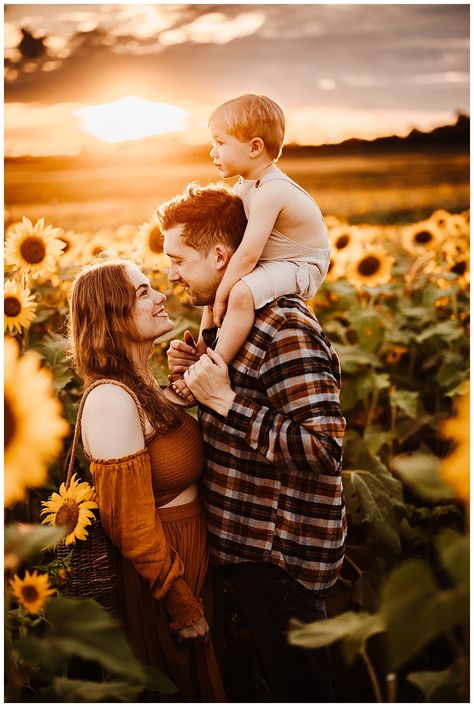 Sunflower Maternity Pictures Families, Sunflower Farm Photoshoot Family, Sunflower Family Photo Shoot, Family Sunflower Photos, Family Photoshoot Sunflower Field, Sunflower Field Pictures Family, Sunflower Mini Session Family, Sunflower Patch Photoshoot Family, Flower Farm Photoshoot Family