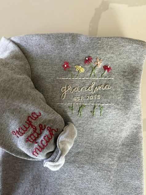 Grandma Hand Embroidered Crew Mother's Day Gift - Etsy Embroidered Hair Bows, Embroidered Apparel, Baby Sewing Projects, Embroidered Gifts, Embroidery Gifts, Cute Embroidery, Embroidery Sweatshirt, Shirt Embroidery, Diy Embroidery