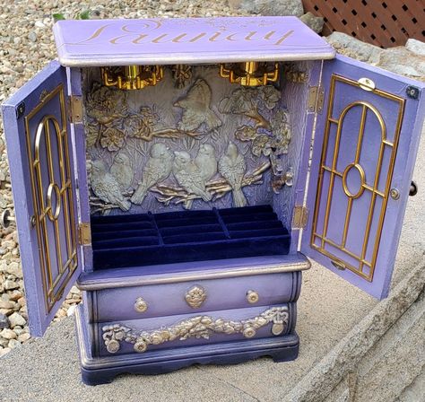 Old Jewelry Box Makeover, Upcycle Jewelry Box Ideas, Jewellery Box Painting Ideas, Diy Jewelry Box, Jewelry Boxes, Jewelry Box Makeover, Painted Jewelry Boxes, Jewelry Box Diy, Vintage Jewelry Box