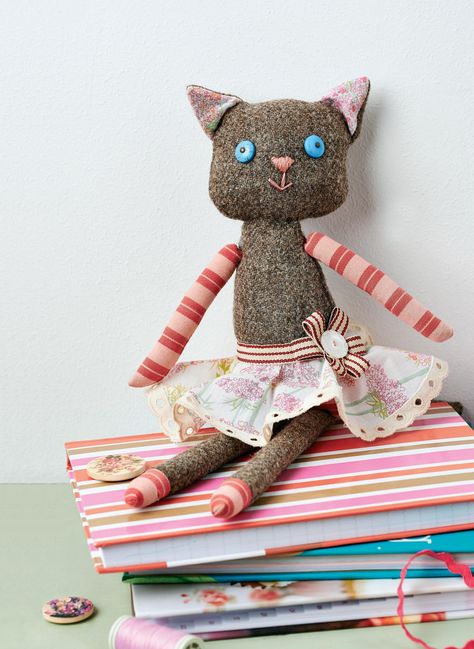 Cat Doll Pattern Free, Cat Doll Pattern, Sewing Magazines, Free Sewing Patterns, Fabric Toys, Doll Sewing Patterns, Cat Doll, Cat Crafts, Fabric Animals