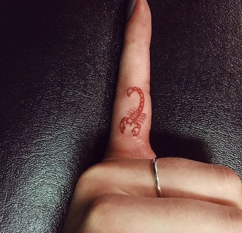 𝑷𝒊𝒏𝒕𝒆𝒓𝒆𝒔𝒕: 𝒉𝒐𝒏𝒆𝒆𝒚𝒋𝒊𝒏 ❀ Spooky Playlist, Perfect Playlist, Small Finger Tattoos, Finger Tattoo For Women, Ring Finger Tattoos, Shape Tattoo, Scorpion Tattoo, Cat Tattoos, Inspiration Tattoos