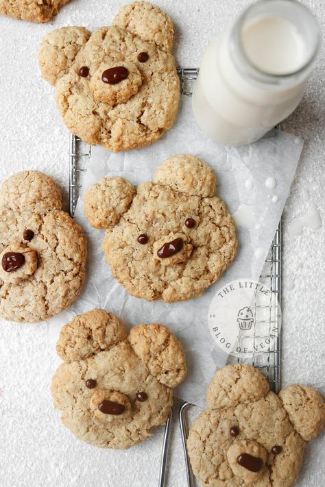 Bear shaped oatmeal cookies on a wire rack Bear Oatmeal Cookies, Coraline Cookies, Cookies For Toddlers, Vegan Oatmeal Cookies, Christmas Bakes, Oatmeal Cookies Easy, Bear Hunt, Babyshower Party, Vegan Cookie