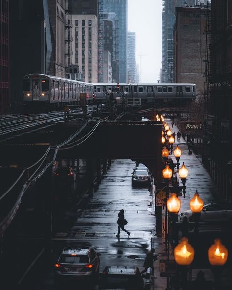 Chicago Streets Of Chicago, City Architecture Photography, Chicago By Night, Chicago Street Photography, Chicago Aesthetic Night, City Scape Photography, Urban City Photography, Chicago City Aesthetic, Big City Aesthetic