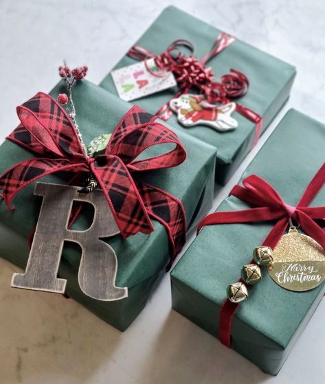 Christmas Gift Wrap Ideas, Felt Dog Ornament, Christmas Gift Wrapping Diy, Gift Wrap Ideas, Pony Gift, Green Wrapping Paper, Initials Ornament, Wrapped Gifts, Christmas Gift Packaging