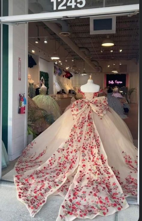 Flower Quince Dress, Quinceanera Stuff, Vestido Charro, Quince Stuff, Xv Dresses, Sweet 15 Party Ideas Quinceanera, Debutante Dresses, Quinceanera Pink, Mexican Quinceanera Dresses