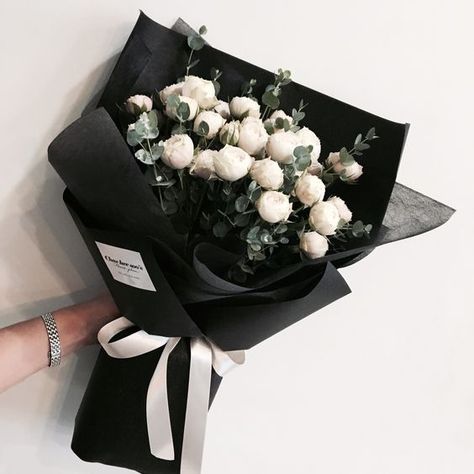 Black Flower Bouquet, Black Bouquet, White Flower Bouquet, Diy Bouquet Wrap, Luxury Flower Bouquets, Flower Box Gift, Boquette Flowers, Hand Bouquet, Flowers Bouquet Gift