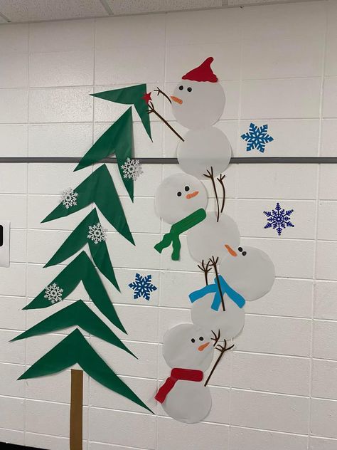 Kindergarden Decoration For Christmas, Window Decoration Ideas For School Christmas, Christmas Classroom Decorations Wall, Christmas Window Classroom, Preschool Christmas Window Display, Winter Class Decorations, Decorating A Classroom For Christmas, Christmas Decor Ideas Daycare, Christmas Decorated Classrooms