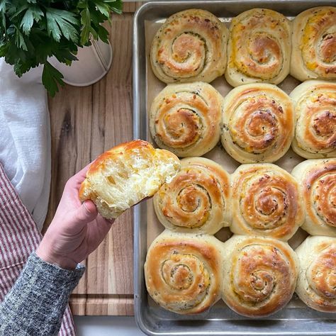 Scrolls Recipe, Bread Pull Apart Recipes, Easy Flatbread, Cheese Buns, Sourdough Starter Discard Recipe, Easy Puff Pastry, Afternoon Tea Recipes, Cheesy Garlic Bread, Baked Rolls