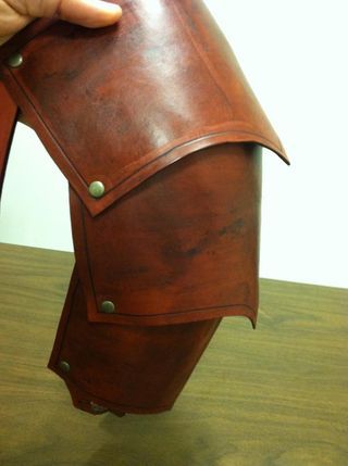 Every time I go to a Ren Faire I seem to come away with something that I need to make. After one trip I decided that I needed a leather pauldron. I would have loved... Diy Leather Armor, Diy Armour, Leather Pauldron, Larp Diy, Costume Chevalier, Armor Tutorial, Viking Armor, Mode Steampunk, Costume Armour