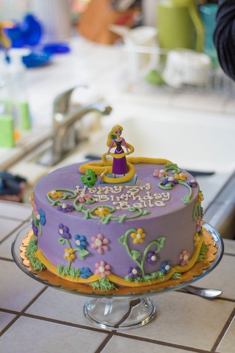 Tangled Birthday Cake Ideas, Diy Rapunzel Cake, Tangled Themed Birthday Cake, Simple Rapunzel Cake, Repunzal Cakes, Tangled Birthday Party Cake, Tangled Cake Ideas, Tangled Cake Rapunzel, Rapunzel Cake Ideas Simple