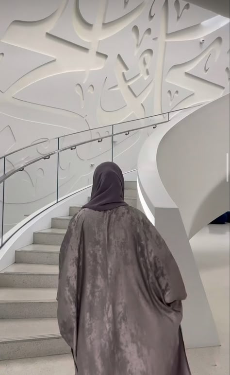 Hijabi Dubai, Rich Muslim Girl Aesthetic, Hijabi Business Women, Rich Hijabi Aesthetic, Wedding Abaya, Hijabi Aesthetic, Cute Instagram Pictures, Hijabi Girl, Abaya Designs