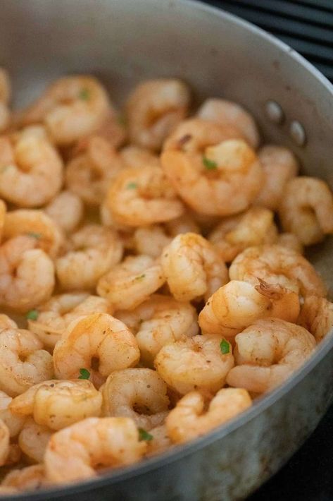 It is so easy to pan-fry shrimp on the stovetop! This step-by-step recipe and tutorial will show you exactly how to get perfectly cooked shrimp every time. Fry Shrimp, Cooking Shrimp, Pan Fried Shrimp, Fried Shrimp Recipes, White Shrimp, Cooked Shrimp, Steamed Shrimp, Pan Fry, Easy Skillet