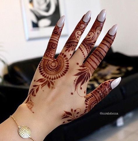 11.1k Likes, 31 Comments - Pakistani Bride (@pakistanibride) on Instagram: “Amazing design & stain 😍😍😍😍😍 via @henna_nurahshenna ✨ #pakistanibride #henna #hennaideas #hennaart…” Finger Mehndi Designs Arabic, Back Side Mehndi Design, Side Mehndi Design, Back Side Mehndi, Henna Styles, Mehndi Designs Simple, Finger Henna Designs, Henna Tattoo Hand, Legs Mehndi Design