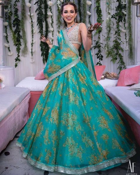 30 Lehenga Dupatta Draping Styles - Learn Different Ways Lehenga Draping Styles, Lehenga Dupatta Draping Style, Sabyasachi Lehenga Cost, Lehenga Color Combinations, Dupatta Draping Styles, Mehendi Dresses, Dupatta Draping, Sabyasachi Sarees, Sabyasachi Bride