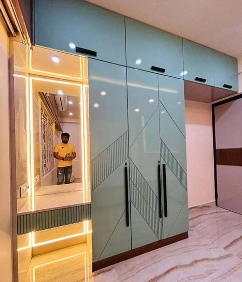 Mirror On Cupboard Door, Kapat Design Modern, Cupboard Laminate Design, Mica Design For Wardrobe, Wardrobe Mica Design Modern, Cupboard With Mirror, बेडरूम डिजाइन, Luxury Room Design, Latest Door Designs