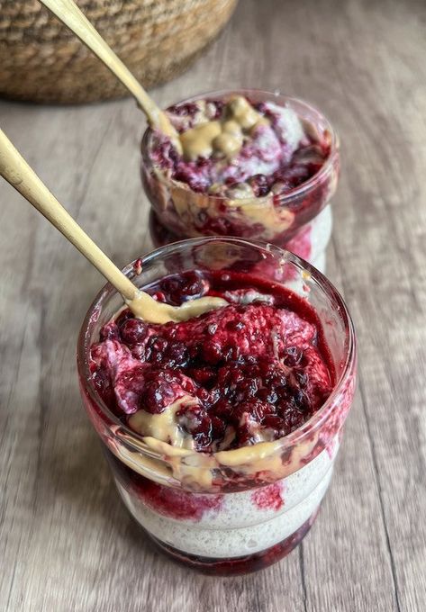 Blended Overnight PB and J Chia Oats - Upbeet & Kaleing It Blended Overnight Oats, Peanut Butter Tart, Chia Oats, Breakfast Goals, Blended Oats, Matcha Oats, Chia Pudding Breakfast, Pb And J, Best Overnight Oats Recipe