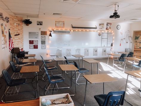 High School Classroom Ideas English, Cute Classrooms Highschool, Student Teaching High School, Cozy Highschool Classroom, Cool Classrooms High School, High School Teacher Room, High School Teaching Aesthetic, Highschool English Teacher Aesthetic, Men’s Classroom Ideas