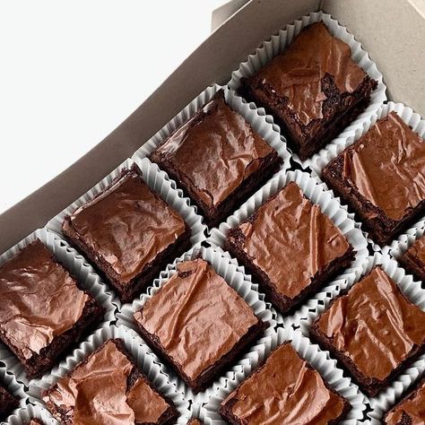 𝐁𝐑𝐎𝐖𝐍𝐈𝐄𝐒 • 𝐆𝐎𝐎𝐃𝐈𝐄𝐒 𝐒𝐄𝐓𝐈𝐀 𝐀𝐋𝐀𝐌 on Instagram: "individual pack brownies - 25 pcs/box #browniessetiataipan #browniesklang #browniesmeru #brownieskedut #browniessetiataipan #browniesmurahshahalam #browniesmurahsedap #browniesedap #brownieskapar #browniesbiscoff #setiataipan #browniesnutella #browniesmurahsedap #browniesselangor #biscoffbrownies #miniboxbrownies #browniesbirthday #saltedcaramelbrownies #strawberrybrownies #fudgybrownies # biscoffbrownies #browniestunang #brown Staff Party Ideas, Brownie Packaging, Strawberry Brownies, Staff Party, Salted Caramel Brownies, Box Brownies, Caramel Brownies, Fudgy Brownies, Secret Santa