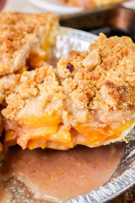 This peach pie features a flaky crust, a buttery, sweet peach filling, and a crisp and crumbly topping that complements the juicy peaches perfectly. Peach Pie Crumble Topping, Pie Crumble Topping, Peach Crumble Pie, Perfect Flaky Pie Crust, Easy Peach Pie, Cookie Dough Pie, Cake Batter Truffles, Peach Filling, Fresh Peach Pie