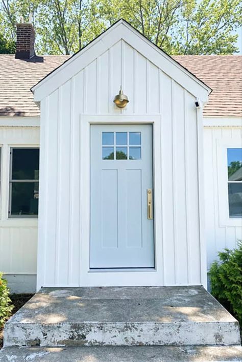 Beach House Front Door, White Beach House, Best Front Door Colors, Exterior Door Colors, White Front Door, Best Front Doors, Green Front Doors, Blue Front Door, Red Front Door