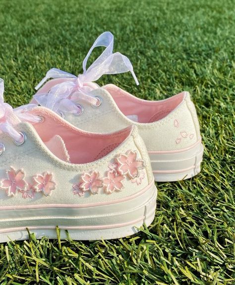 Flower Converse, Flower Sneakers, Pretty Sneakers, Trendy Shoes Sneakers, Pretty Shoes Sneakers, Fire Fits, Keds Shoes, Girly Shoes, Pink Sneakers