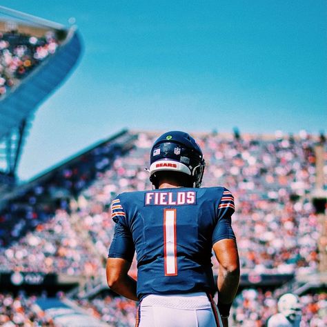 Chicago Bears Wallpaper, Bears Wallpaper, Nfl Football Pictures, Justin Fields, Field Wallpaper, Chicago Bears Football, Nfl Football Players, Football Wall Art, Nfl Photos