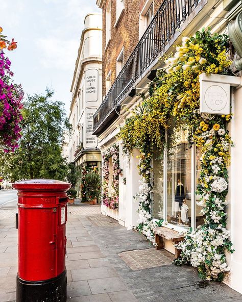 Pretty floral facades on Elizabeth Street in Belgravia, London. Click through for more pictures on A Lady in London’s Instagram.   #belgravia #london London Shopping Street, Brixton Market, Best Places In London, Bermondsey Street, Belgravia London, London Accommodation, Europe Honeymoon, London Neighborhoods, English Cottages