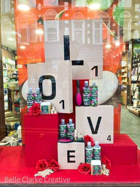 Valentines Visual Merchandising, Valentine Display Ideas Retail, Valentine Window Display Ideas, Easter Store Window Display, Nature Valentines, Charity Shop Display Ideas, Valentines Display, Valentines Luxury, Vintage Store Ideas