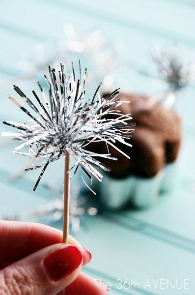 DIY Tinsel Sparklers Toppers Tutorial...so easy, cute and super inexpensive! Diy Tinsel, New Years Eve Day, New Year Diy, Photos Booth, New Year's Eve Celebrations, Nye Party, New Year's Crafts, New Years Day, New Years Decorations