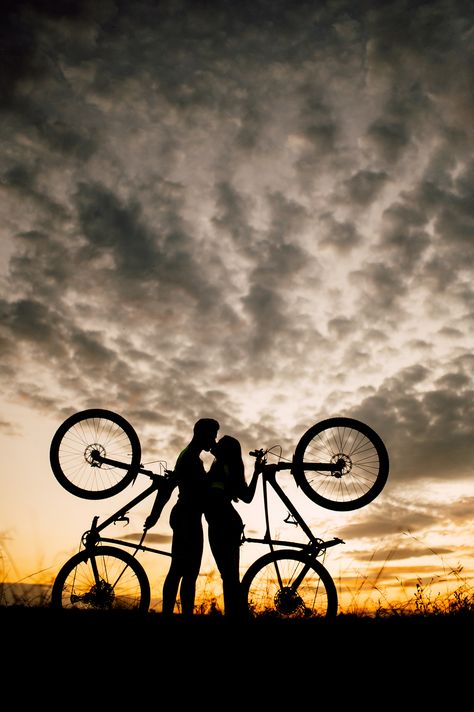 Cycling Photography Photo Ideas, Cycling Couple, Couple Cycling, Illusion Photos, Bicycle Wedding, Bike Couple, Mountain Biking Women, Bicycle Travel, Bike Photoshoot