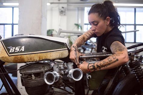 Mechanics Aesthetic, Dieselpunk Vehicles, Woman Mechanic, Girl Mechanics, Motorcycle Shop, Motorcycle Garage, Motorbike Girl, Bike Wear, New Motorcycles