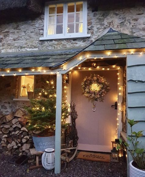 Cabin Porches, Countryside Garden, English Country Cottages, Cute Cottages, Cottage Porch, Exterior Christmas, Hawaiian Homes, English Country Cottage, Country Cottages