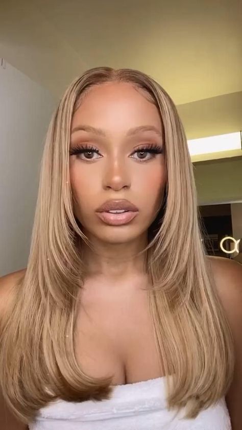 @𝒅.𝒆𝒂𝒅𝒕𝒓𝒐𝒍𝒍𝒛 Blonde Hair On Short Hair, Honey Brown Hair Blonde Highlights, Dusty Blonde Hair On Black Women, Light Skin With Blonde Hair, Blonde Hair For Morena Skin, Sandy Blonde Hair On Black Women, Dark Skin With Blonde Hair, Black Woman Blonde Hair, Blonde On Dark Skin