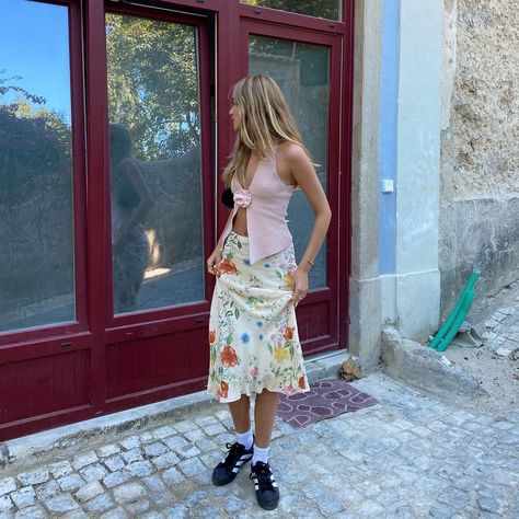 Garden Outfit, Top Outfit Ideas, York Outfits, Tropical Dresses, Easy Outfits, My Property, Fashion Vibes, Italy Outfits, Top Outfit