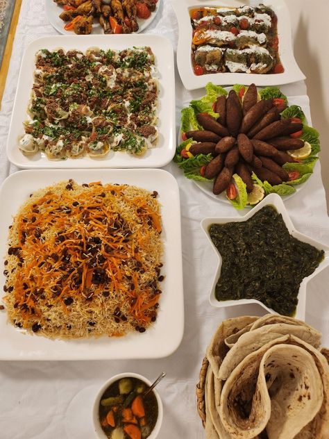 Afghan Dinner, Food Afghan, Family Gathering Food, Afghani Food, Dinning Etiquette, Afghanistan Food, Somali Culture, Afghan Food, Afghan Food Recipes