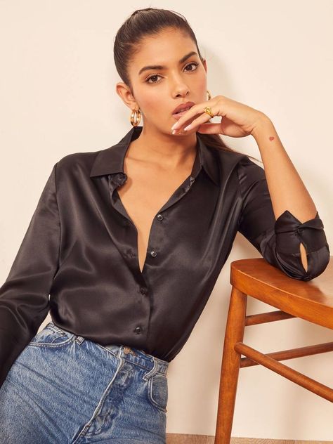 If You're Going to a Restaurant, Here Are 13 Stylish Outfits | Who What Wear UK Satin Shirt Outfit Ideas, Black Satin Shirt Outfit, Silk Top Outfit, Satin Top Outfit, Satin Shirt Outfit, Silk Blouse Outfit, Silk Shirt Outfit, Satijnen Blouses, Satin Blouse Outfit