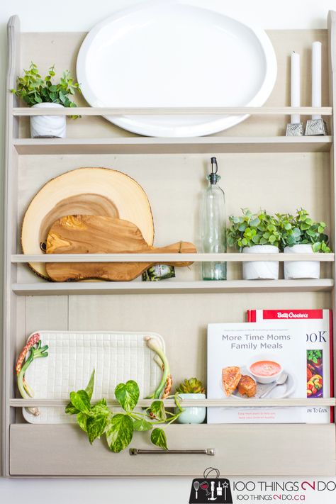 How to make a wall-mounted DIY plate rack - tutorial and plans Plate Wall Kitchen, Platter Wall Display, Plate Racks Wall Display, Diy Plate Rack Wall, Kitchen Wall Storage Ideas, Wall Mount Plate Rack, Plate Rack Wall, Diy Plate Rack, Platter Display