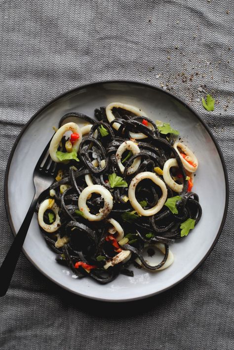 Black Squid Ink Pasta, Chili Spaghetti, Black Pasta, Ink Pasta, Squid Ink Pasta, Calamari Recipes, Squid Recipes, Dinner Party Dishes, Zesty Sauce