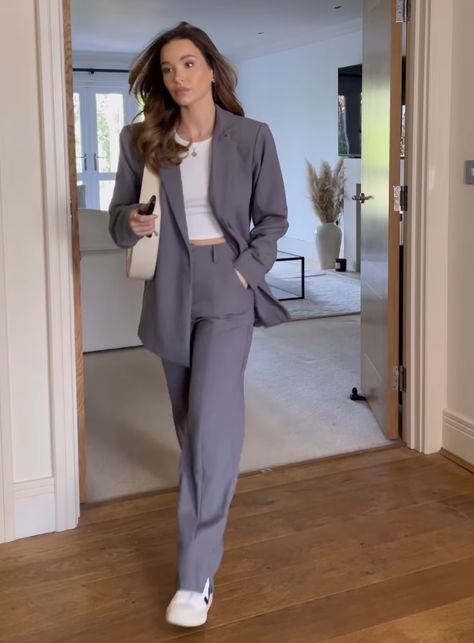 Elegant Business Outfit Office Wear, London Corporate Fashion, Old Money Attire, Event Manager Outfit, Lillie Grace Outfits, Boss Lady Outfit Business, Business Suits For Women Boss Lady, Lawyer Outfit Aesthetic, Grey Blazer Outfit Women