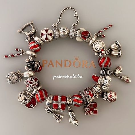 Pandora Christmas Charms, Pandora Christmas, Pandora Jewelry Box, Pandora Bracelet Charms Ideas, Pandora Bracelet Designs, Pandora Bangle, Pandora Essence, Diy Charm Bracelet, Beads Bracelet Design