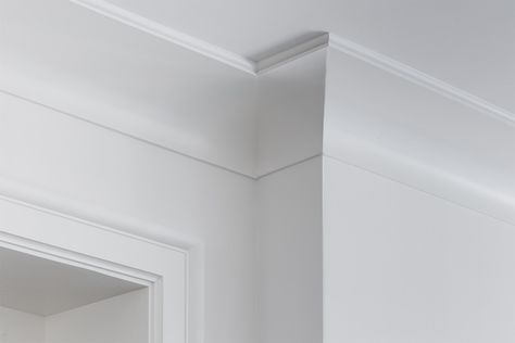 Nice contemporary take on crown moulding Narrow Crown Molding, Block Crown Molding, Transitional Crown Molding Ideas, Organic Modern Crown Molding, Contemporary Crown Molding, Simple Crown Molding Ceiling, Minimalist Crown Molding, Transitional Crown Molding, Base Crown Moulding Modern