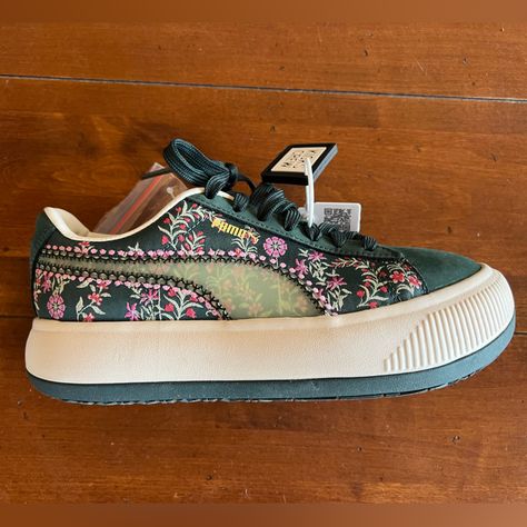 Fun And Floral, Green Sneakers In Box, Never Worn. Unique Tennis Shoes, Sneakers In Box, Cool Shoes For Women, Indie Shoes, Fun Sneakers, Hippie Shoes, Shopping List Clothes, Shoes Puma, Floral Sneakers